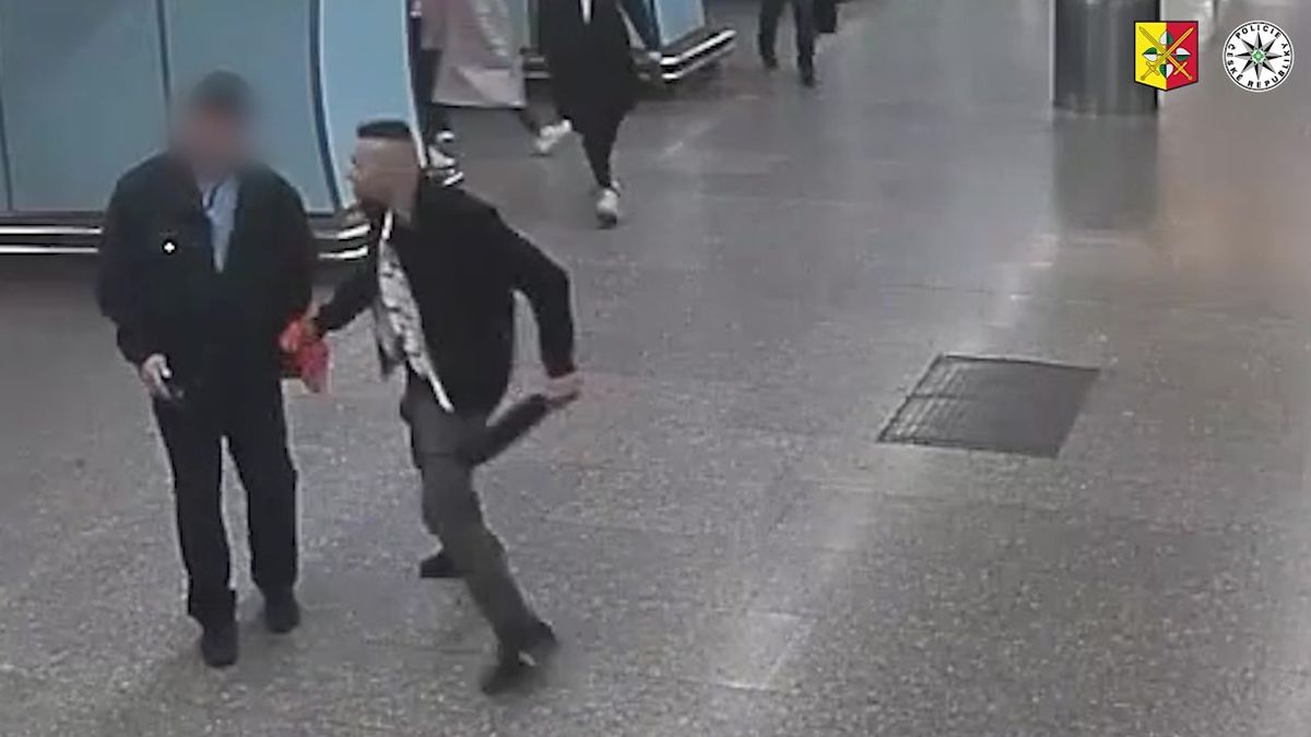Policie ukázala video s mužem, v pražském metru vyhrožoval revizorům mačetou